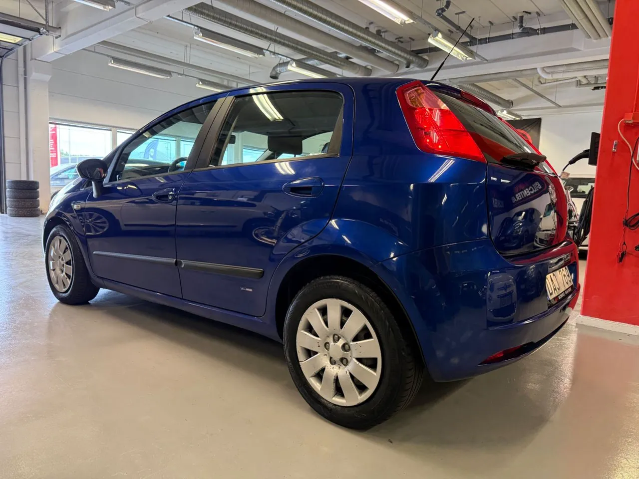 Vehicle image 9