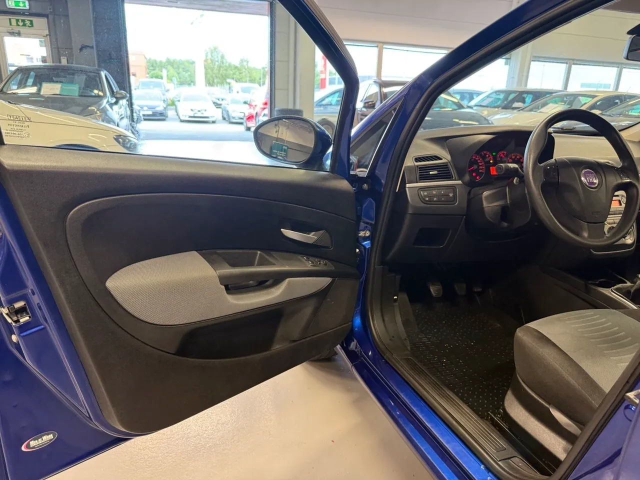Vehicle image 14