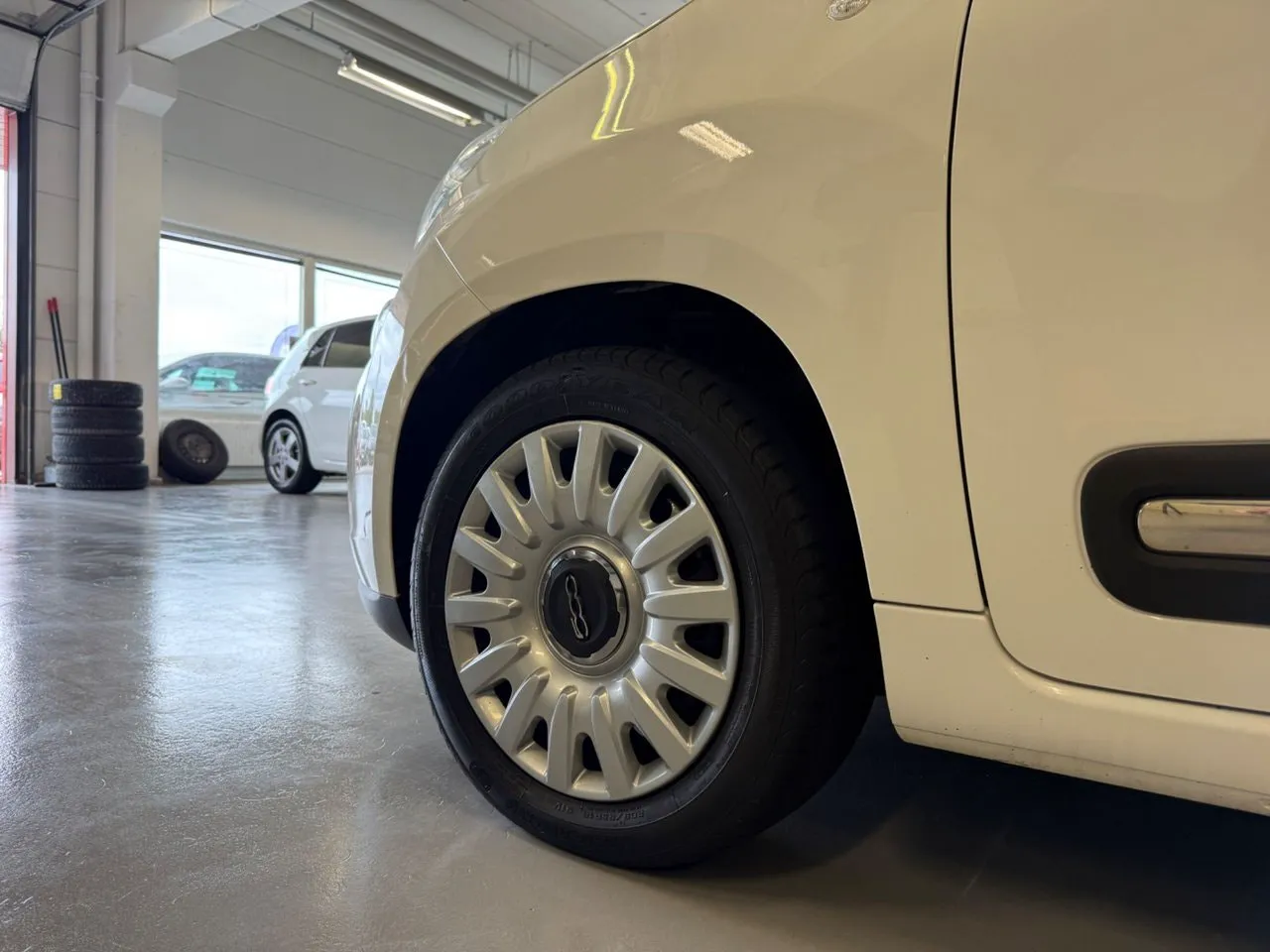 Vehicle image 10