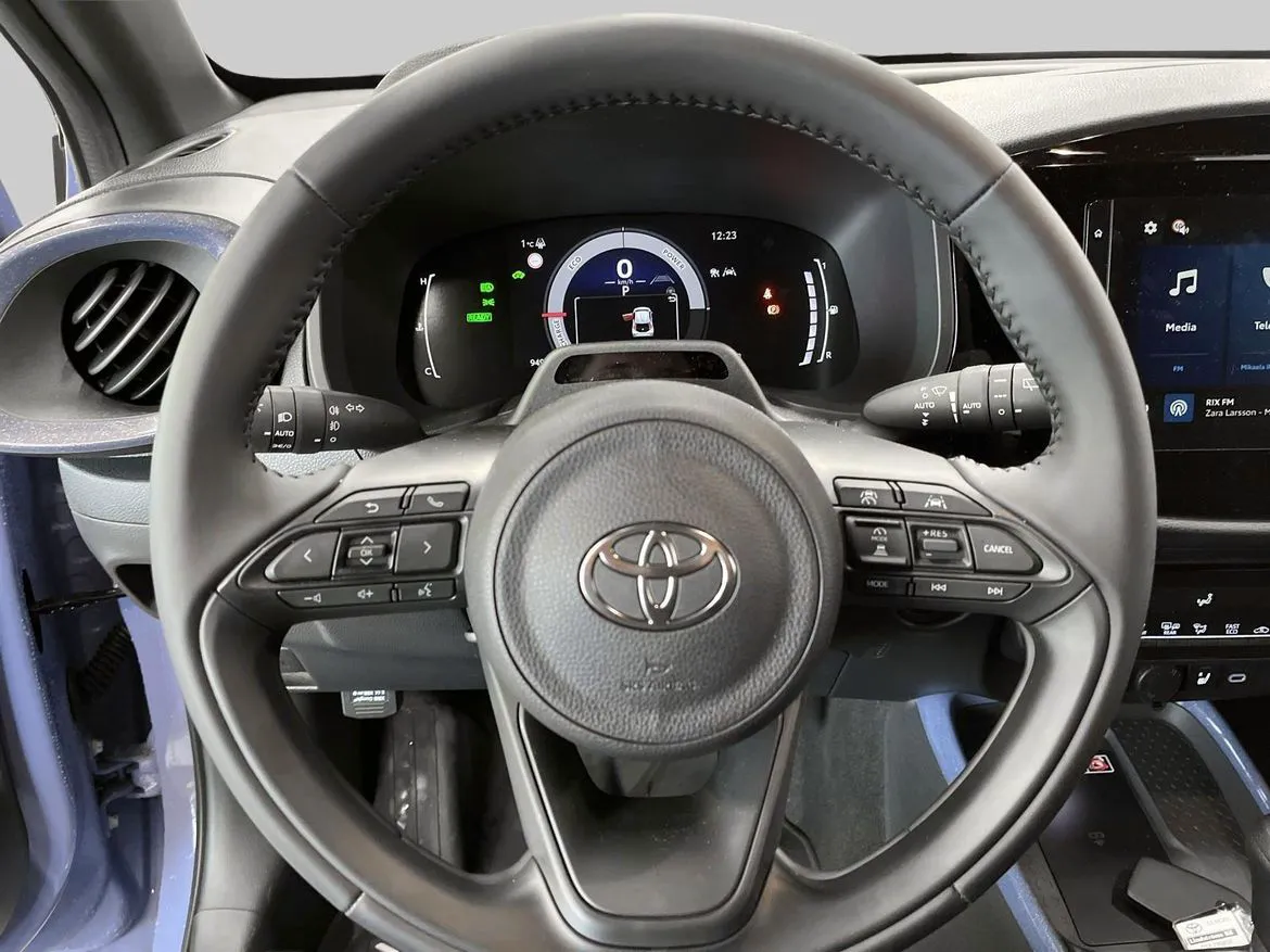 Vehicle image 19