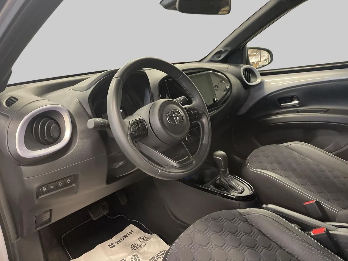 Vehicle image 12