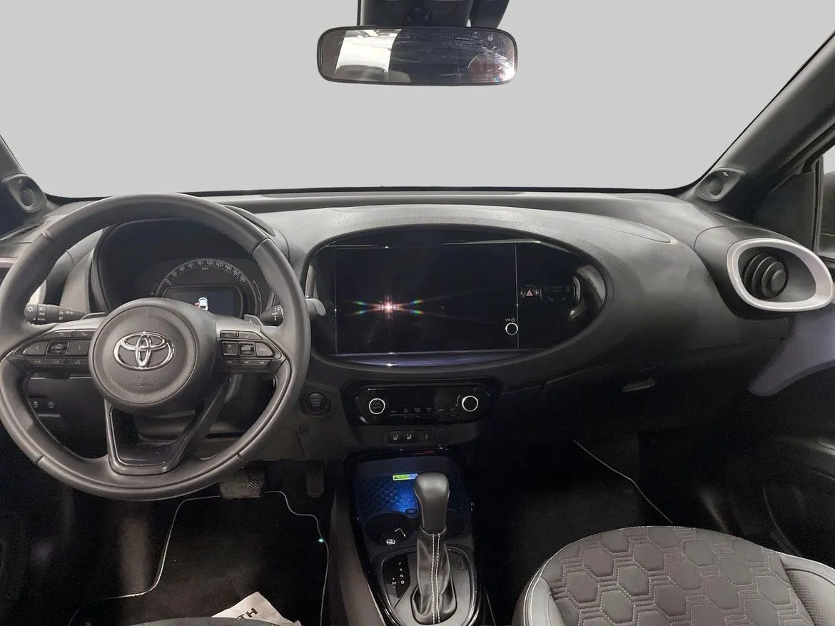 Vehicle image 10