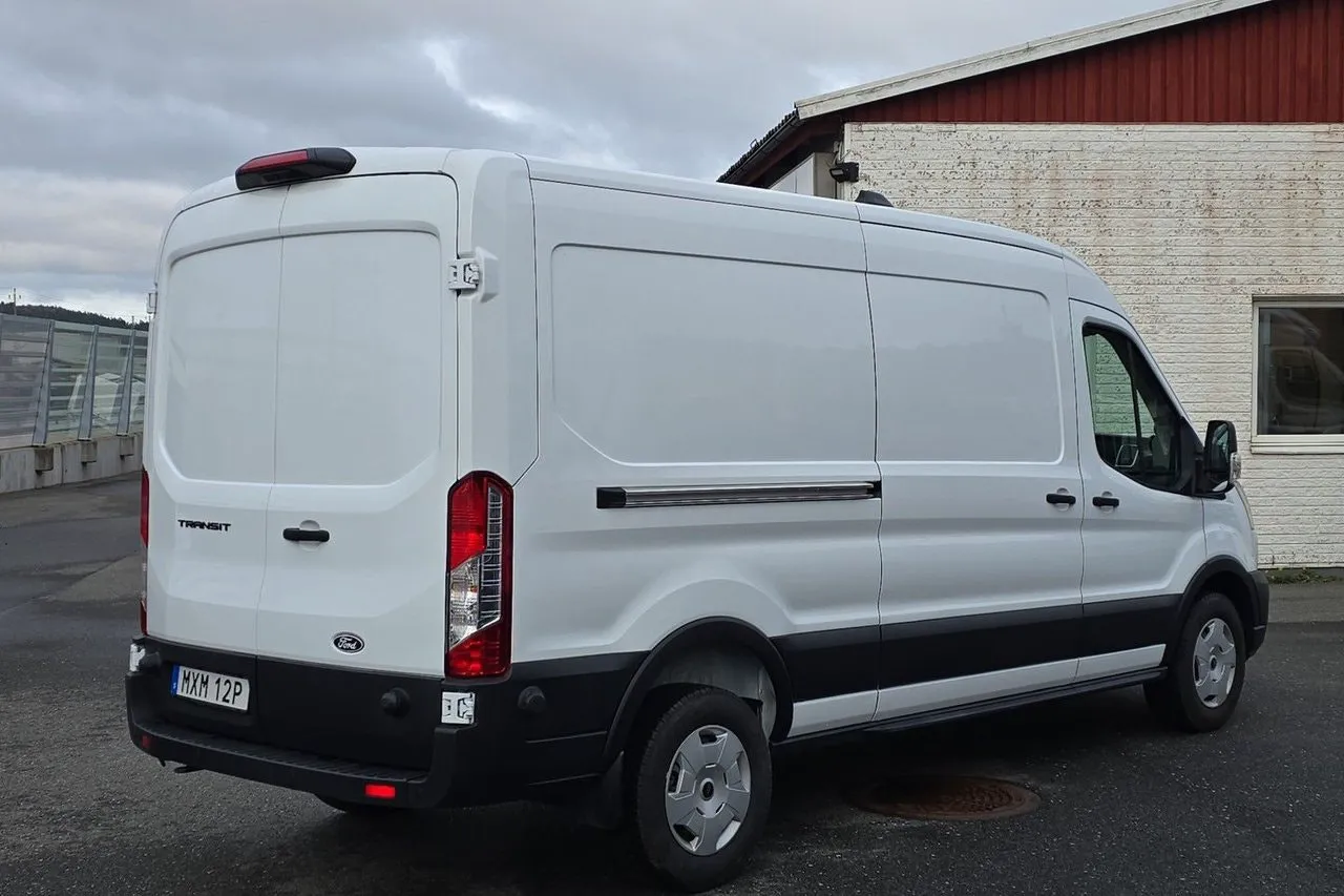 Vehicle image 26