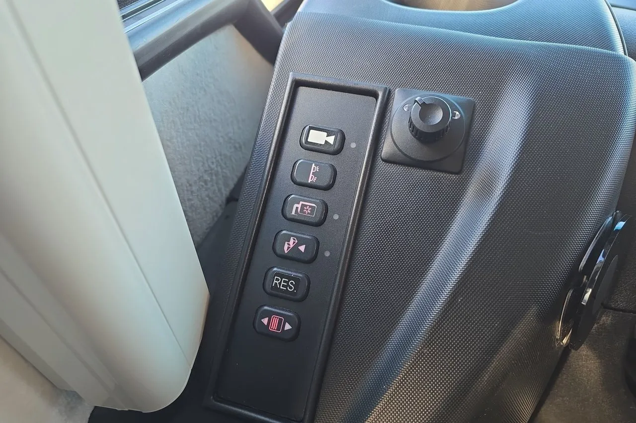 Vehicle image 28