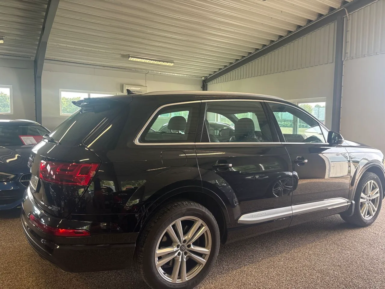 Vehicle image 10