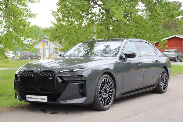 BMW M760 M Sport / TV / Sky Lounge / Nypris 1750" - 2025