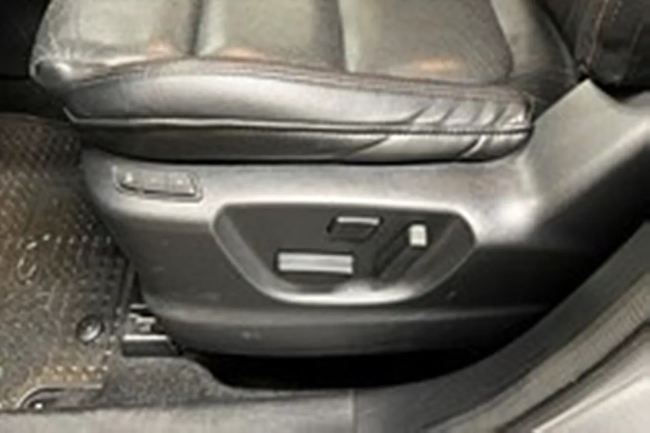 Vehicle image 16