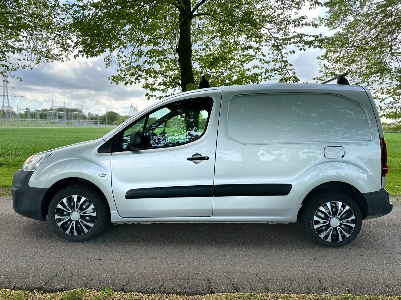 Vehicle image 6