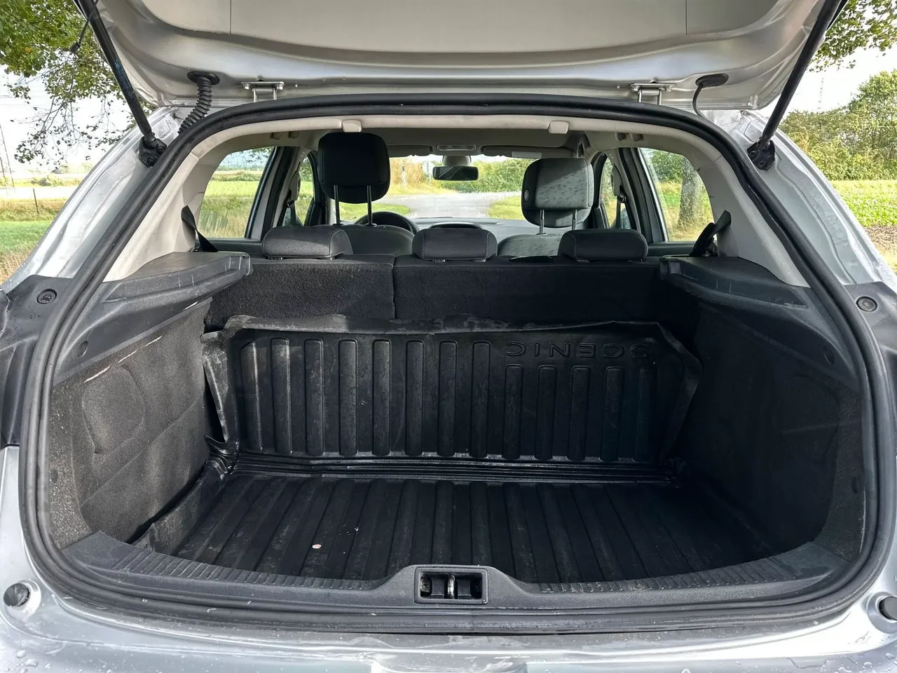 Vehicle image 15