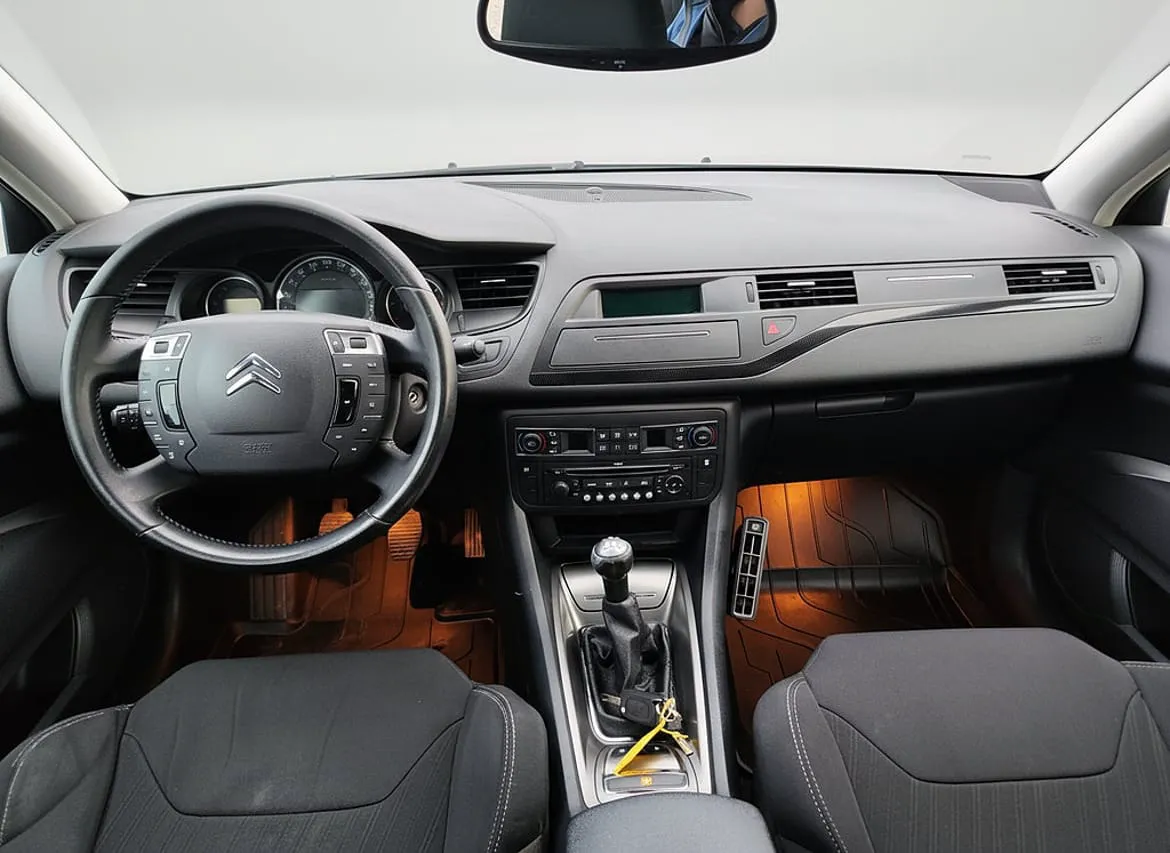Vehicle image 3