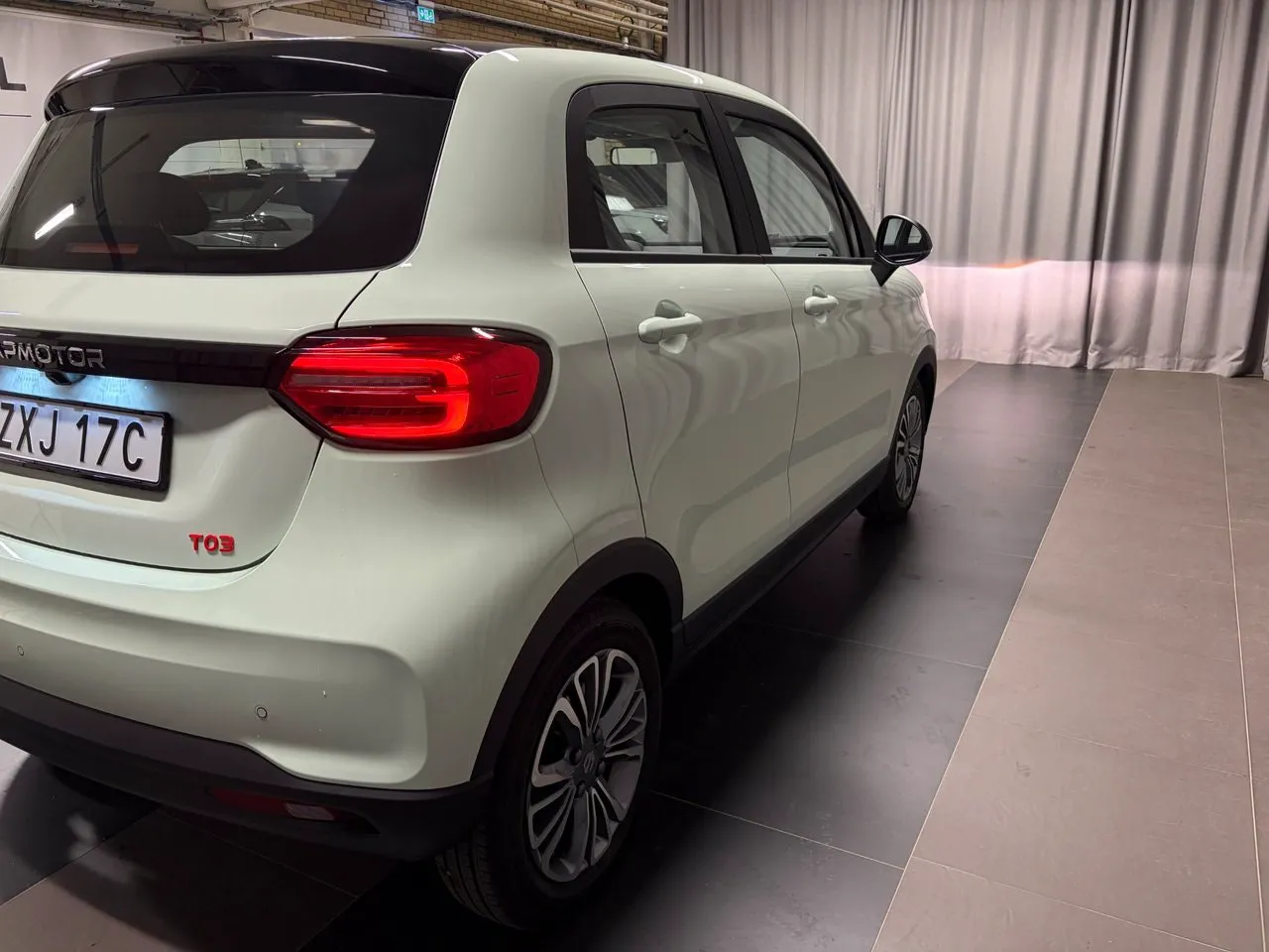 Vehicle image 3