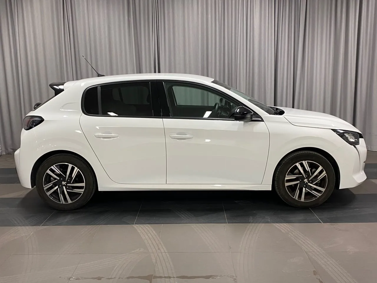 Vehicle image 4
