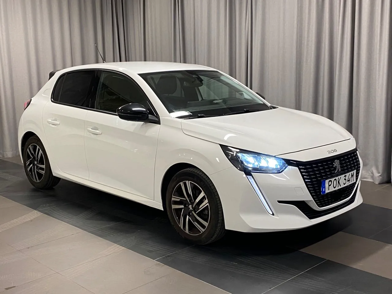 Vehicle image 5