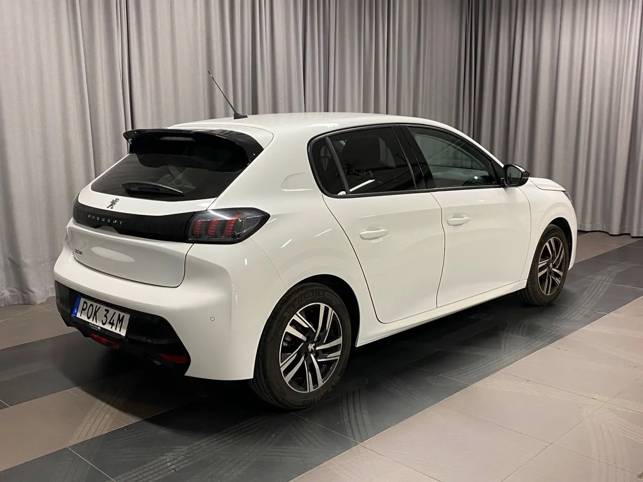 Vehicle image 3