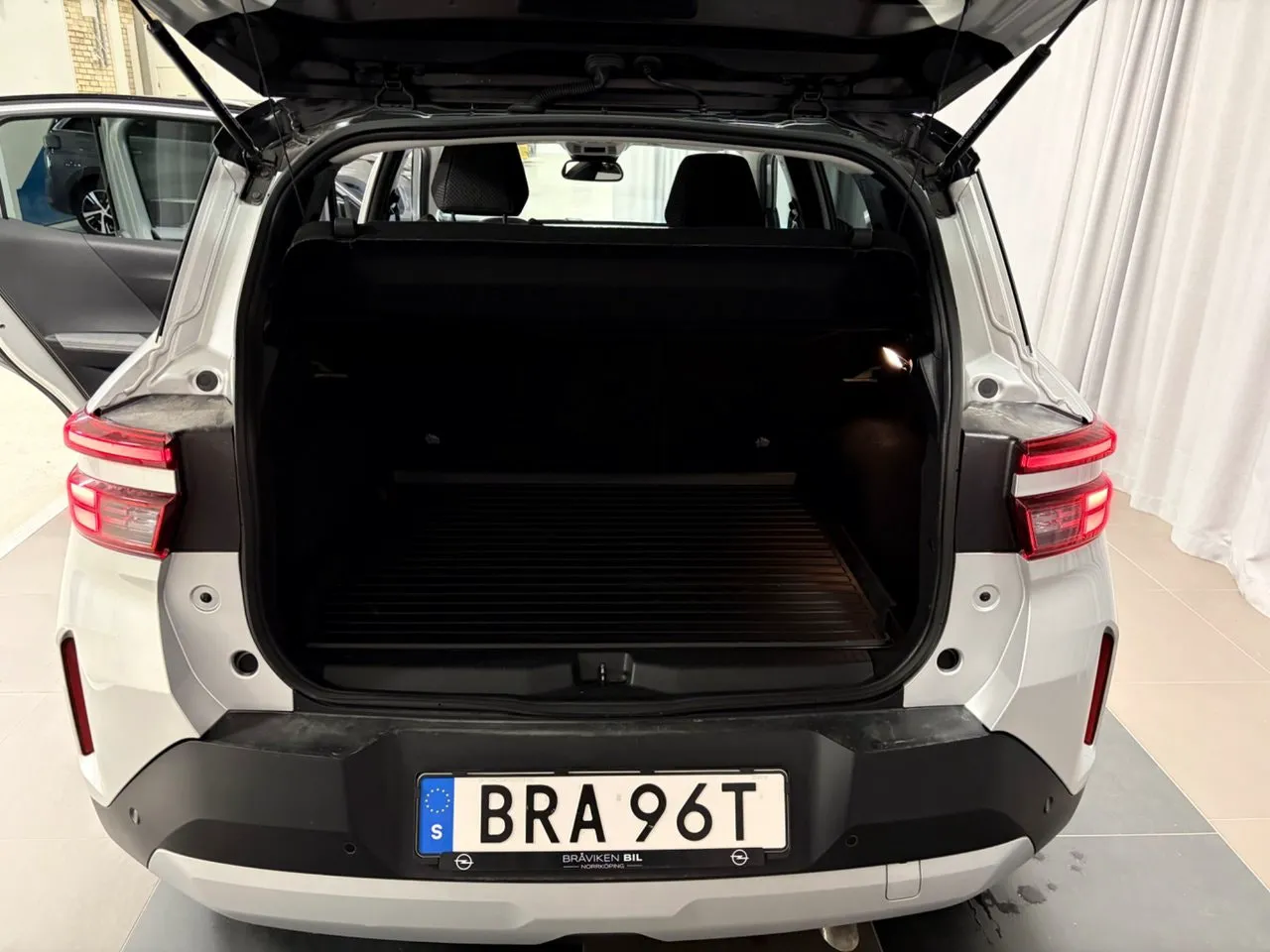 Vehicle image 13