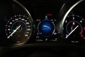 Jaguar F-Pace bild 21