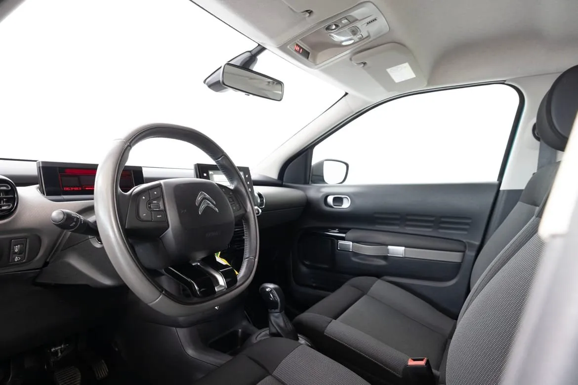 Vehicle image 15