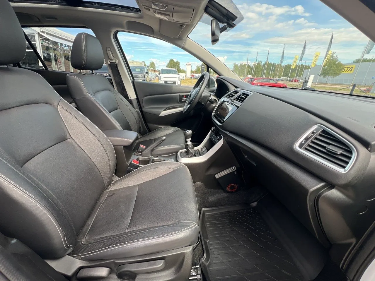 Vehicle image 15