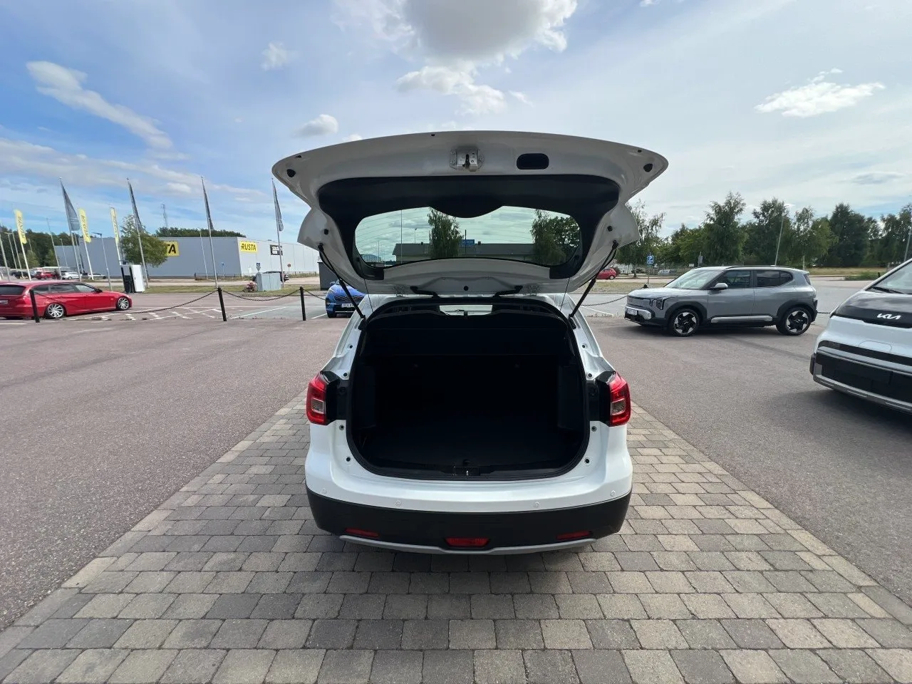 Vehicle image 13
