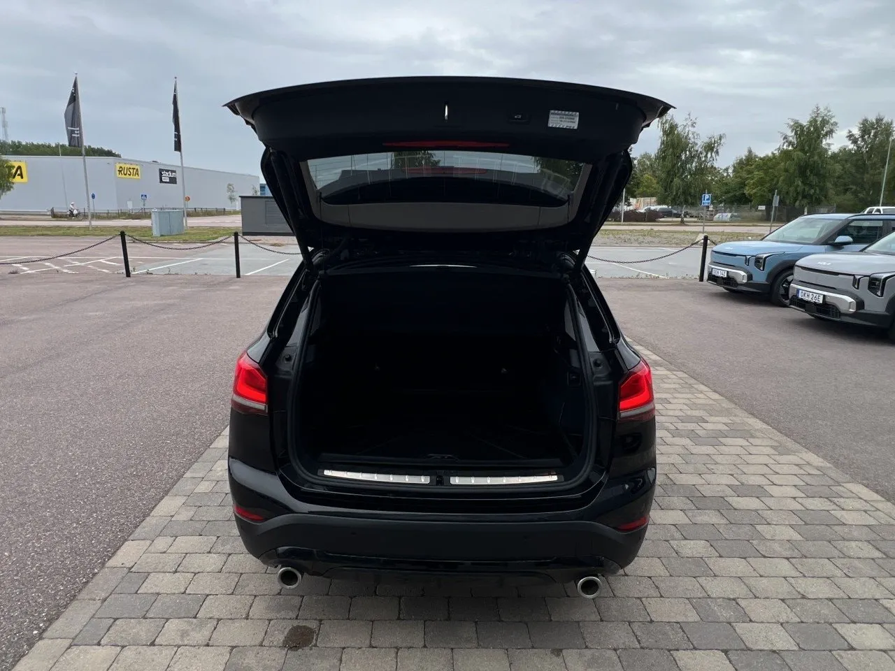 Vehicle image 13