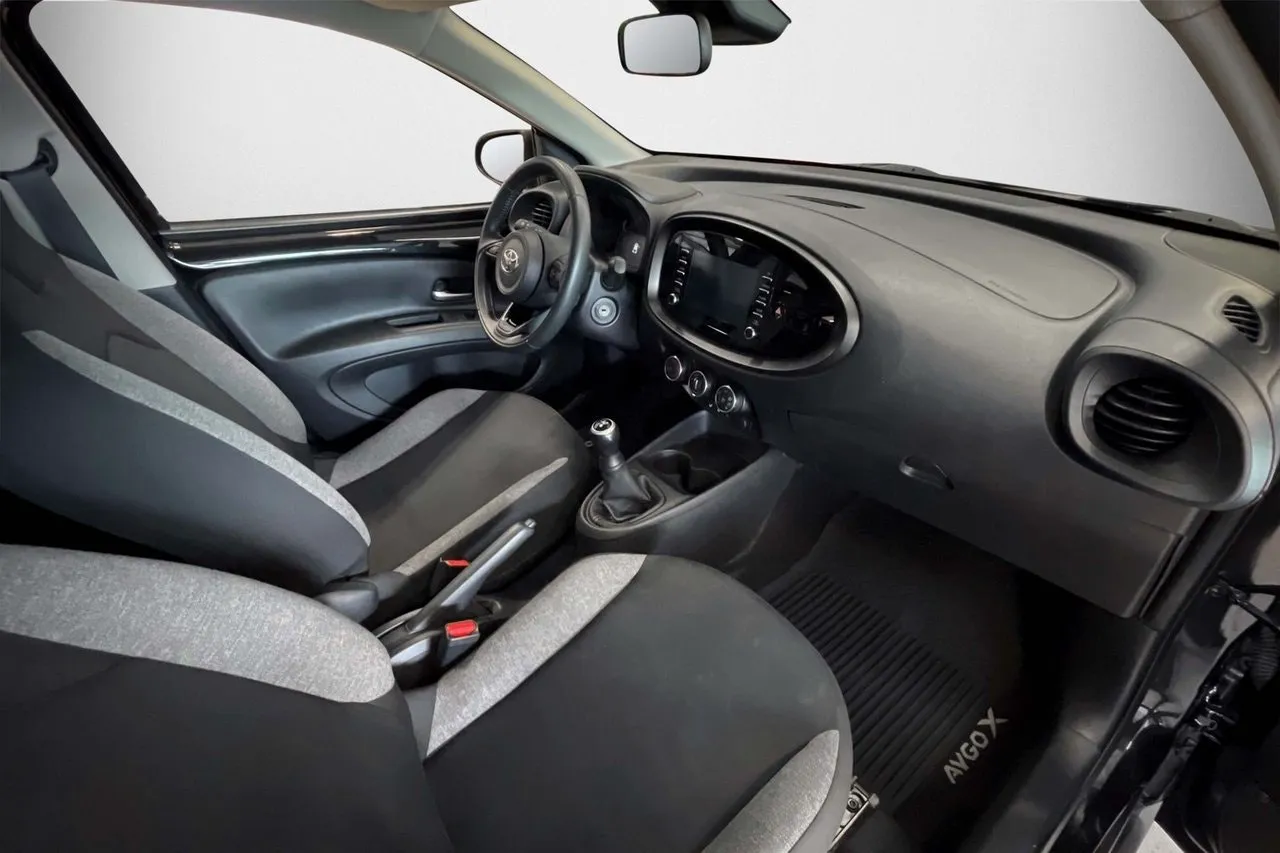 Vehicle image 6