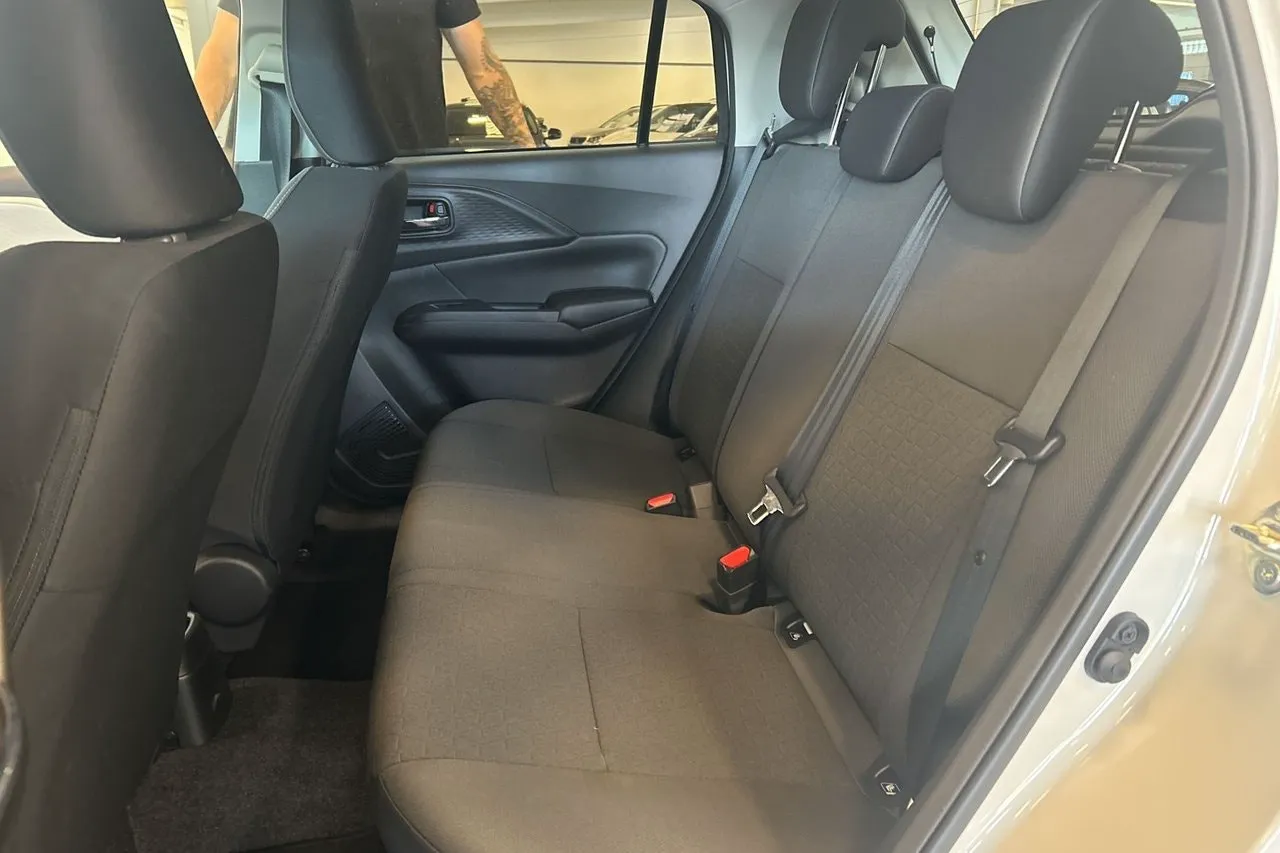 Vehicle image 18