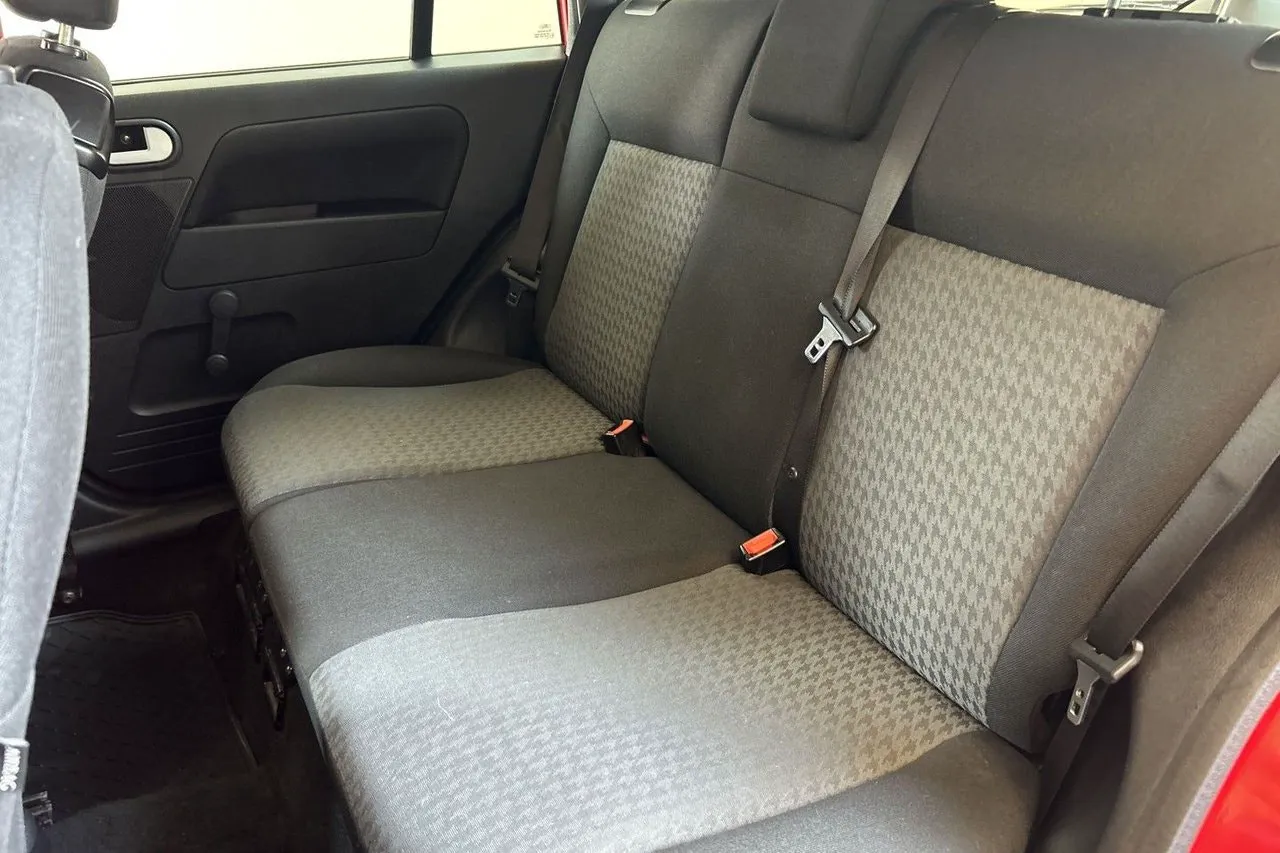 Vehicle image 15