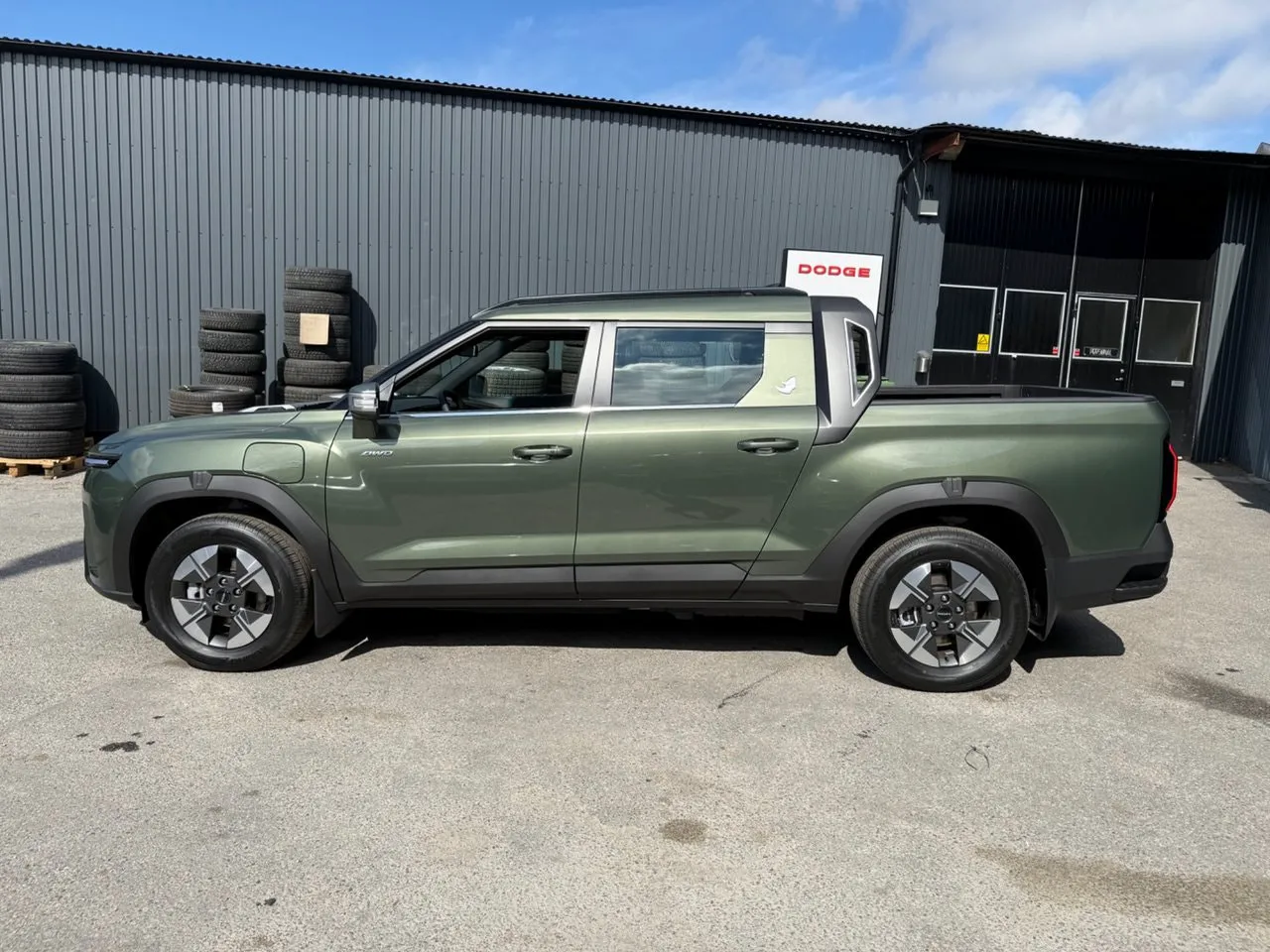 Vehicle image 4