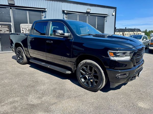 Dodge 1500 RAM Crew Cab Laramie Night HEMI 4WD - 2024