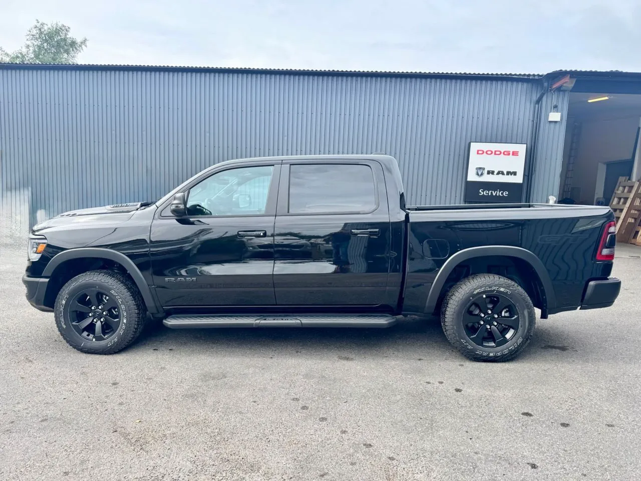 Vehicle image 3