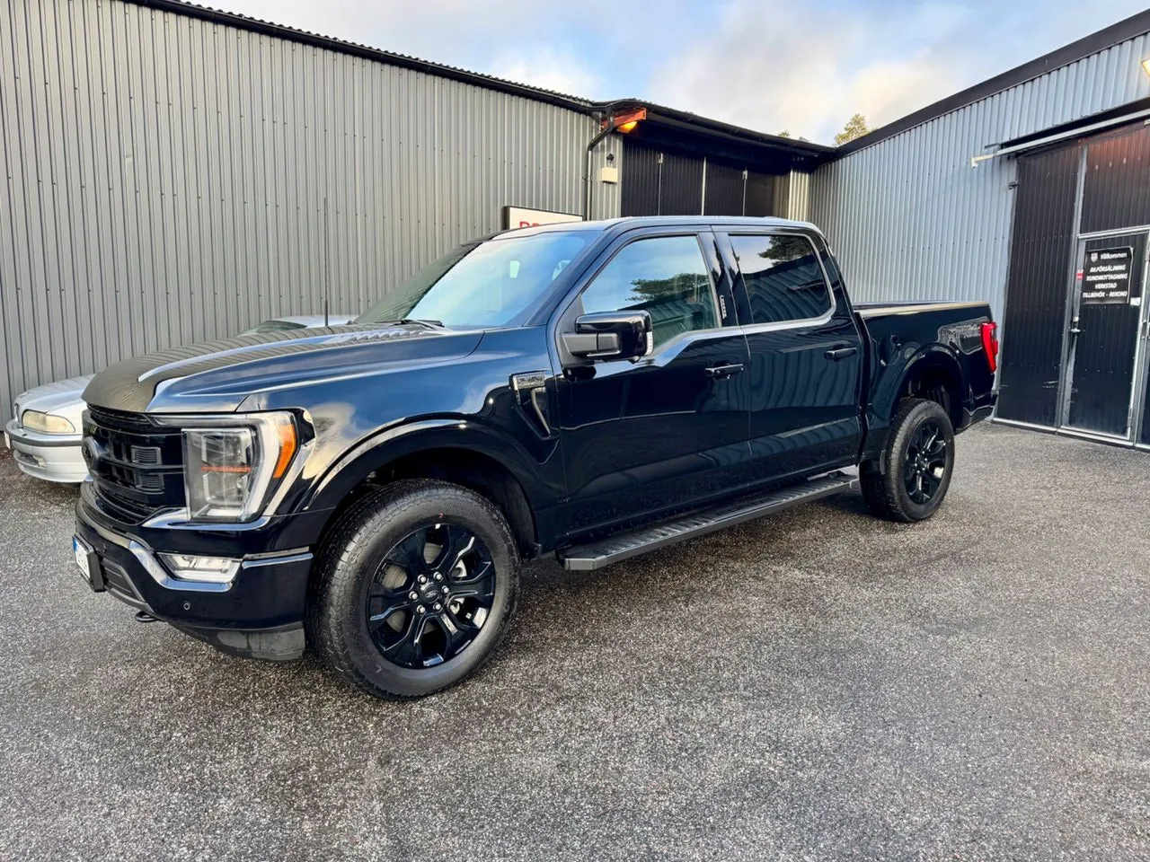 Vehicle image 6