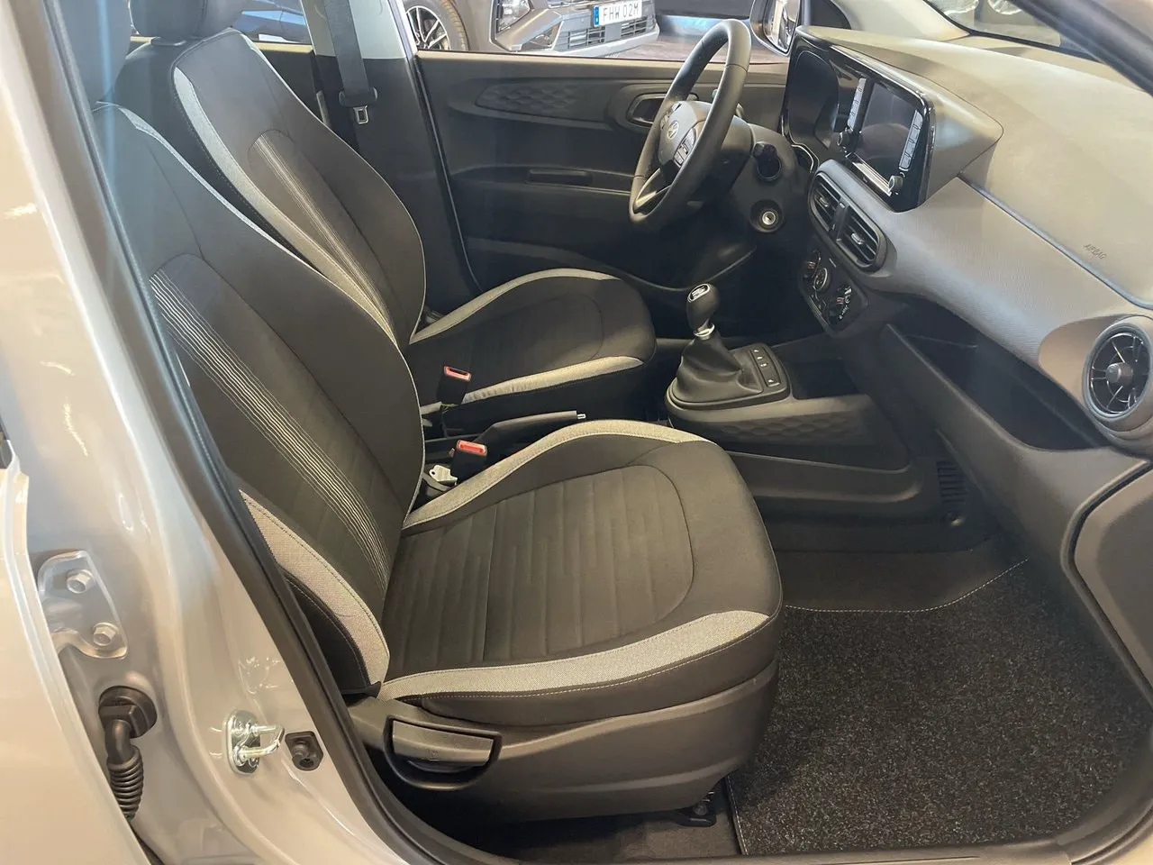 Vehicle image 6