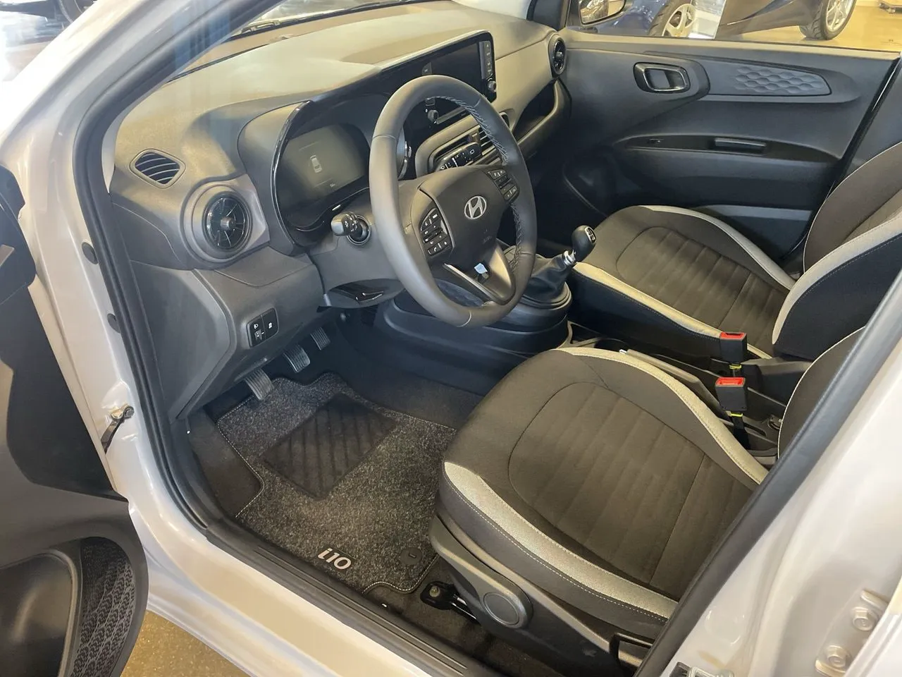 Vehicle image 12