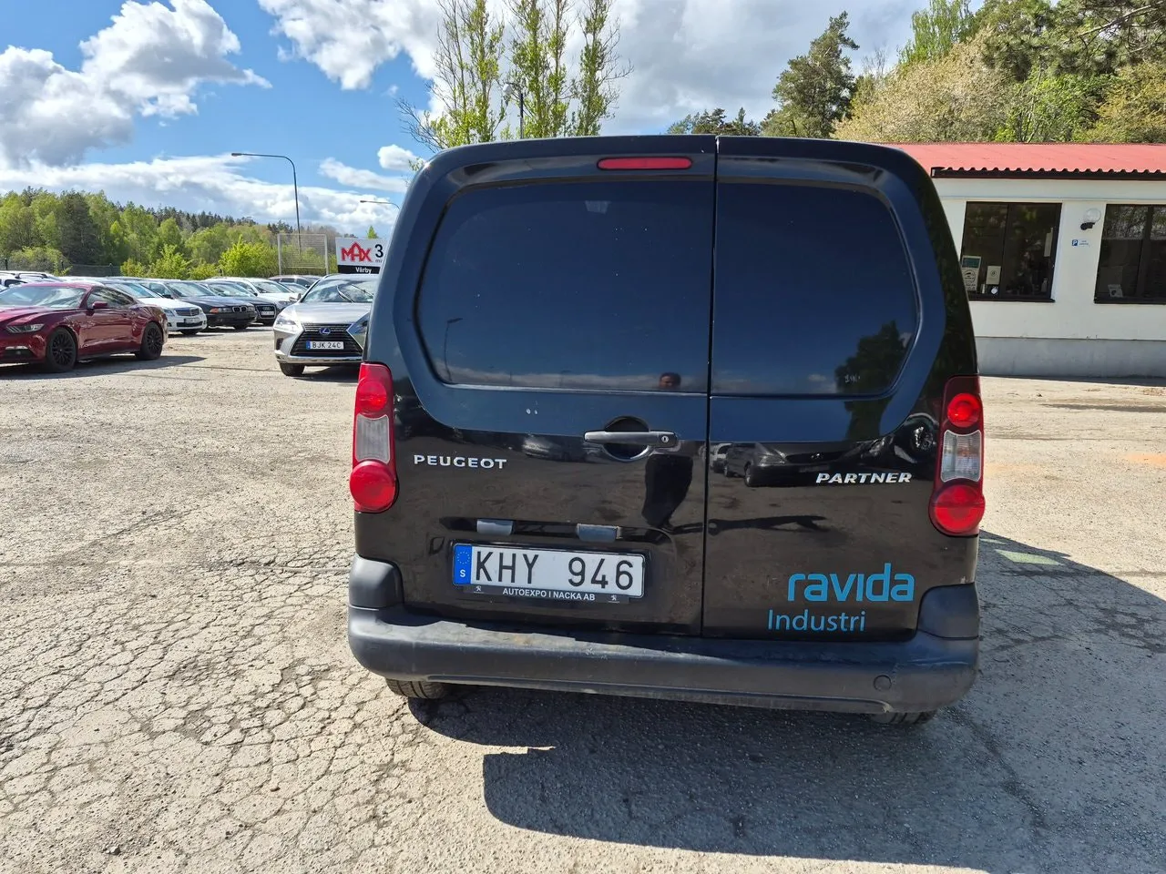 Vehicle image 10
