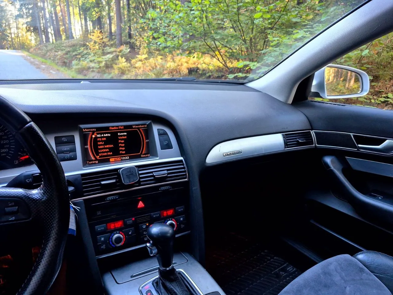 Vehicle image 10