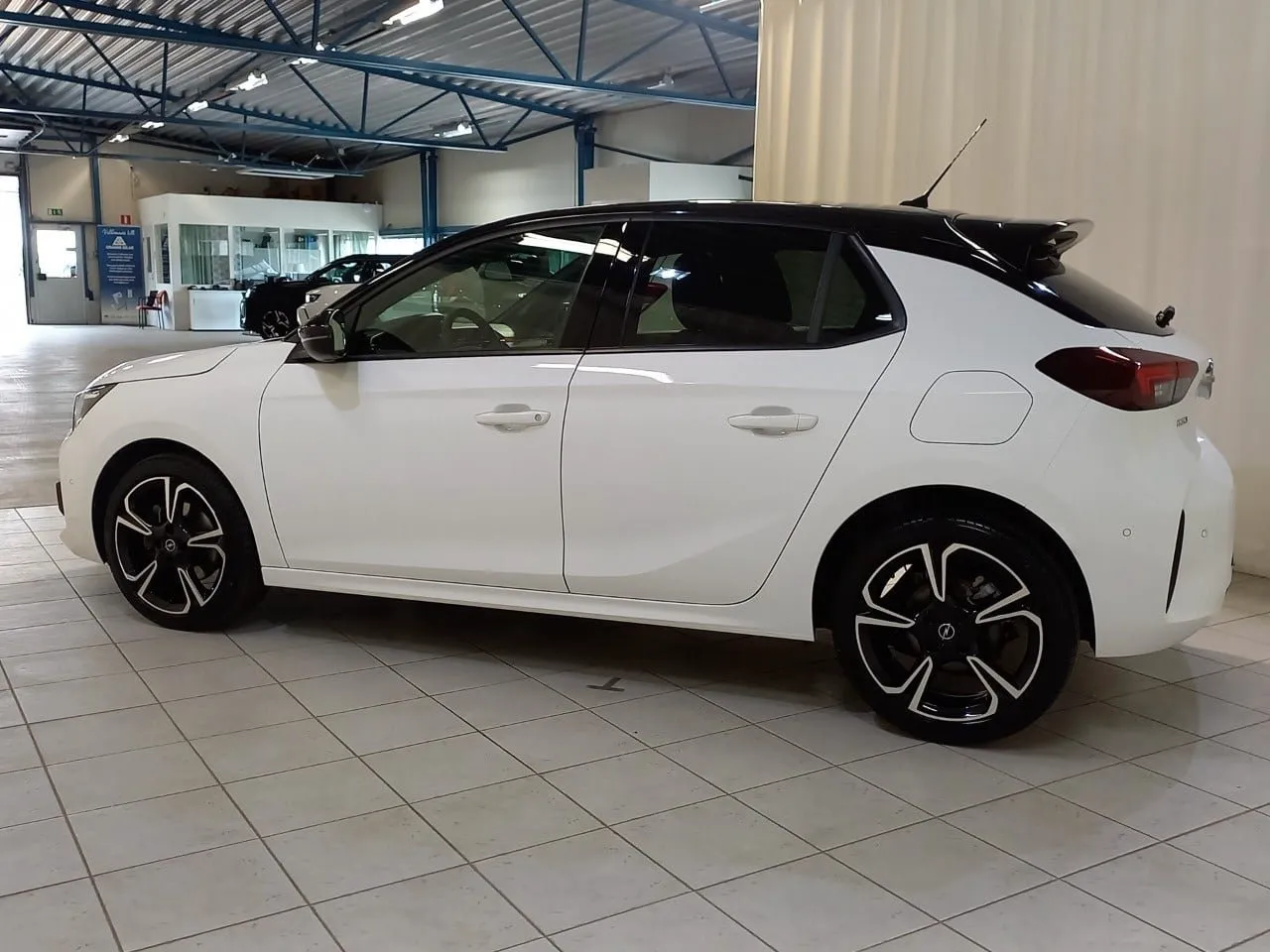 Vehicle image 6
