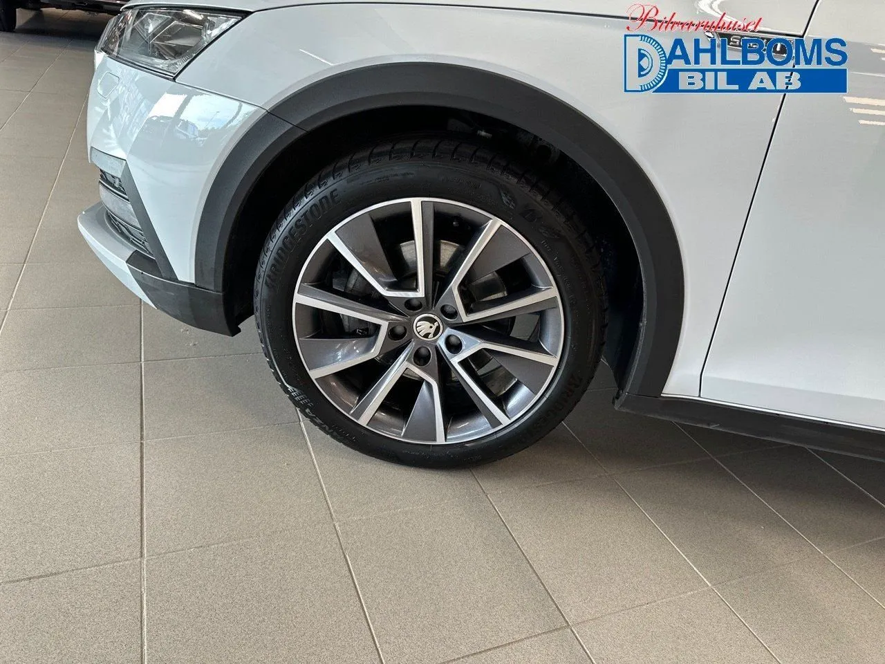 Vehicle image 16