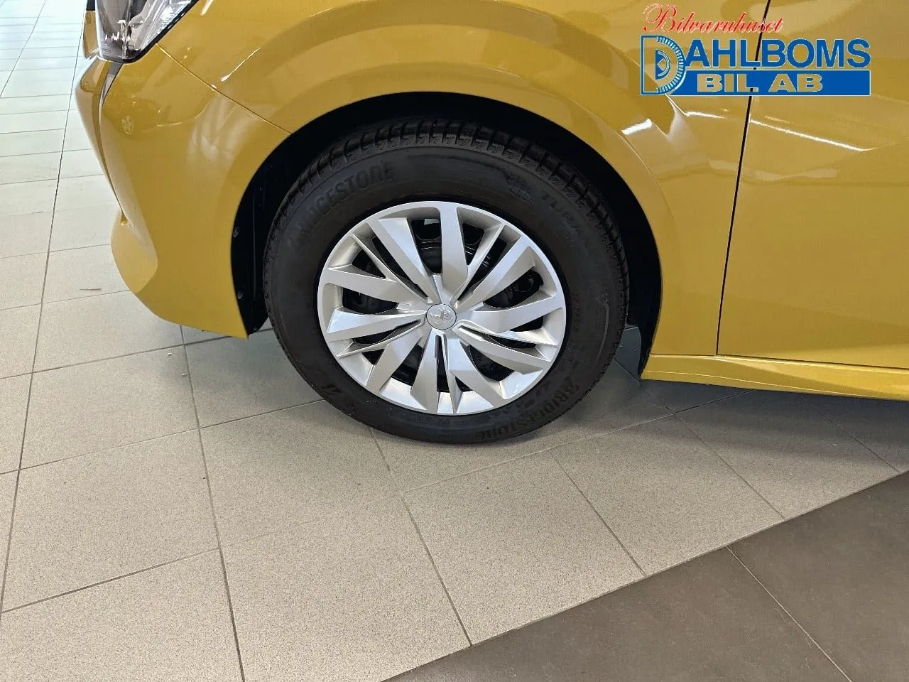 Vehicle image 16
