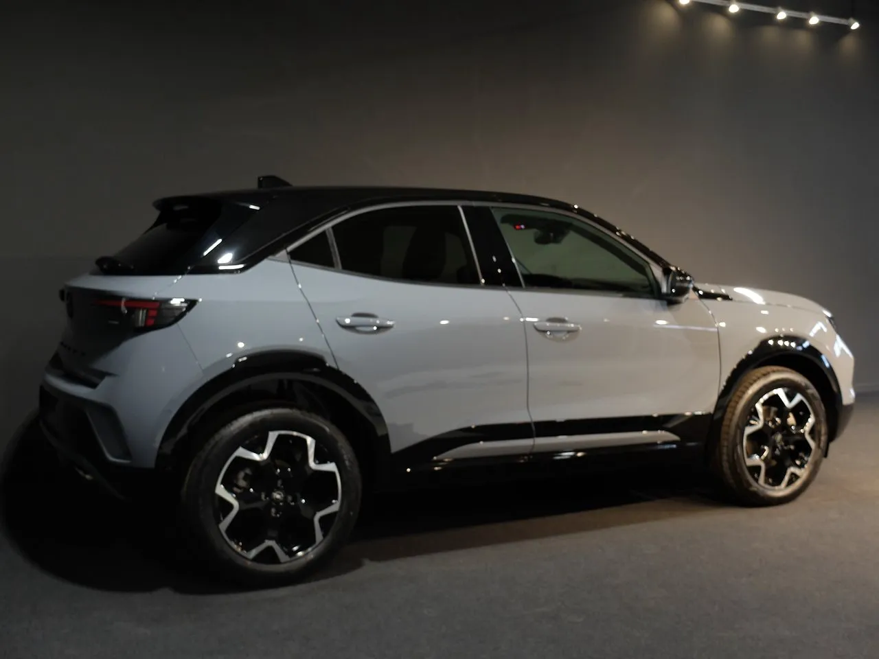 Vehicle image 6