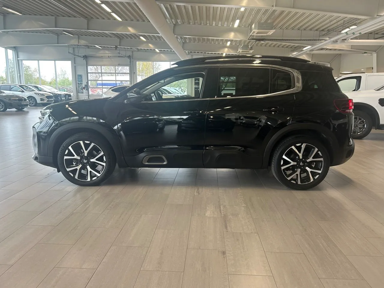 Vehicle image 4