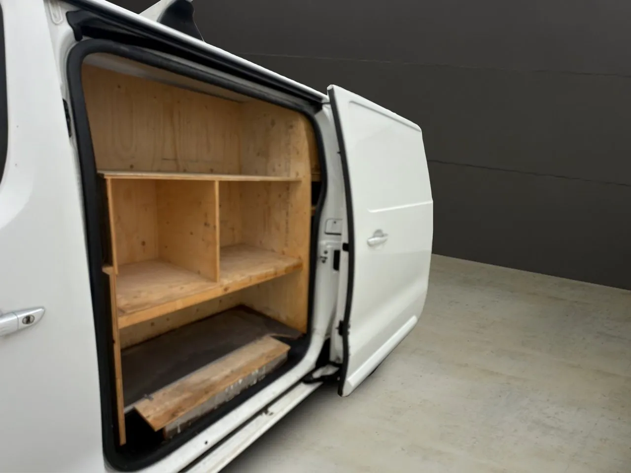 Vehicle image 14