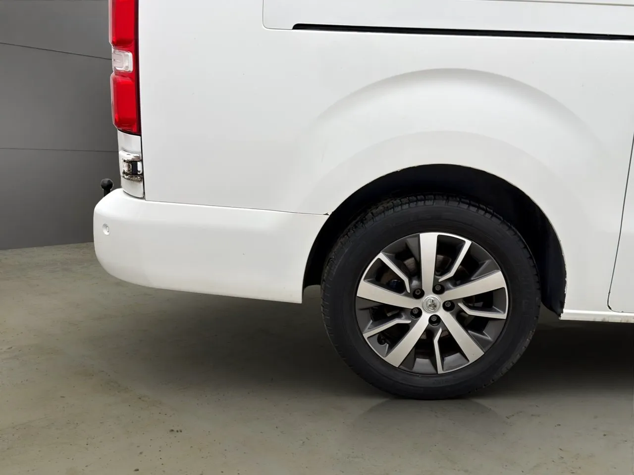 Vehicle image 32
