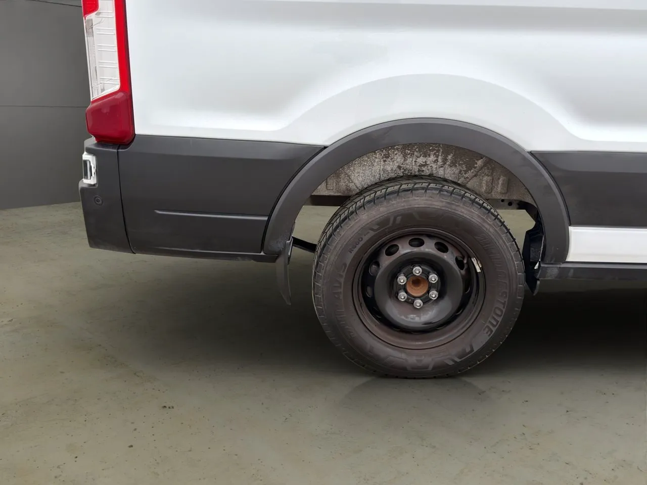 Vehicle image 32