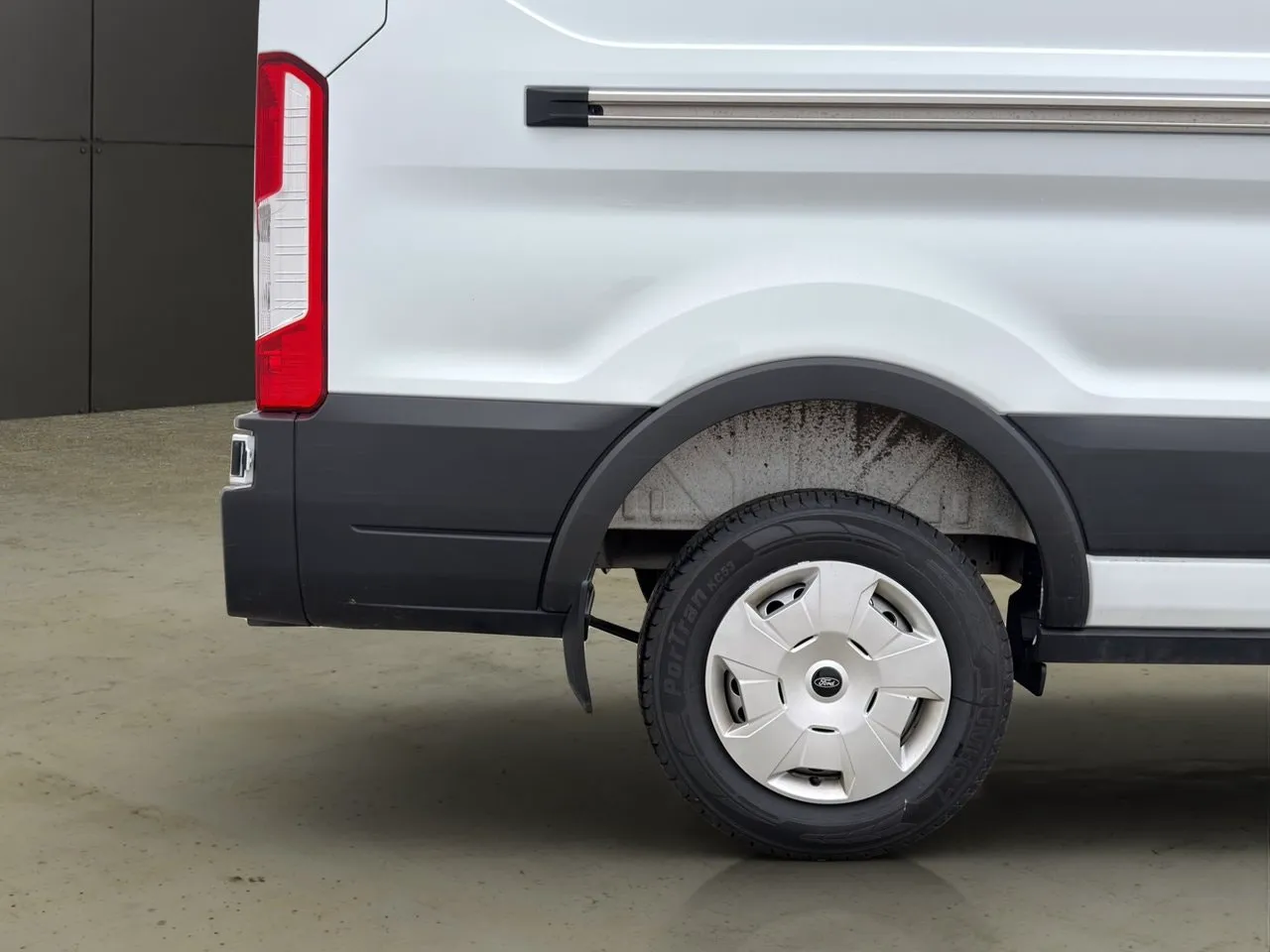 Vehicle image 32