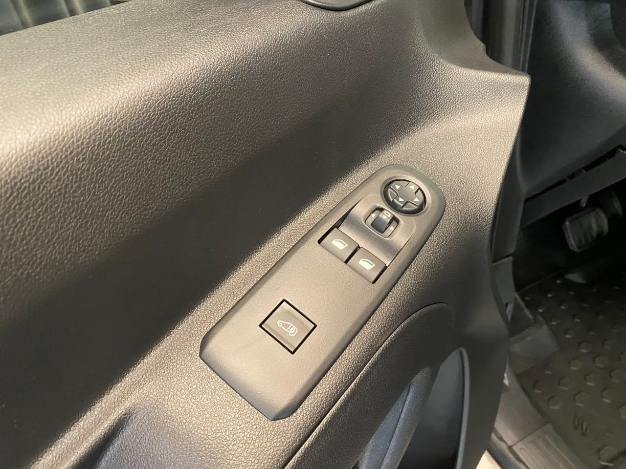 Vehicle image 34