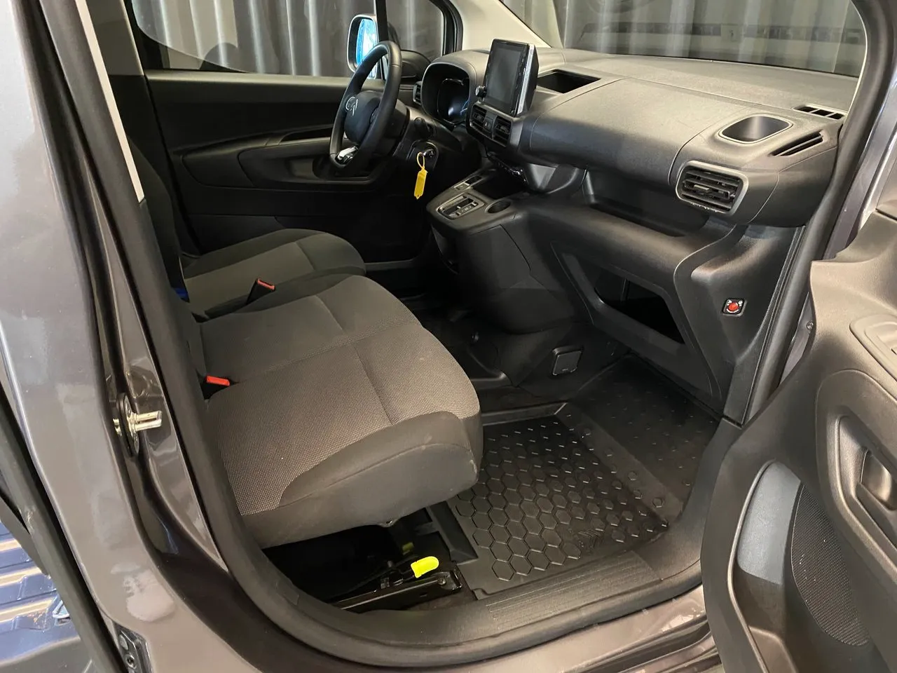 Vehicle image 30