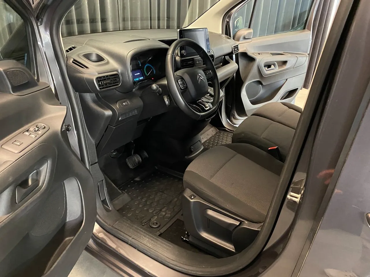 Vehicle image 32