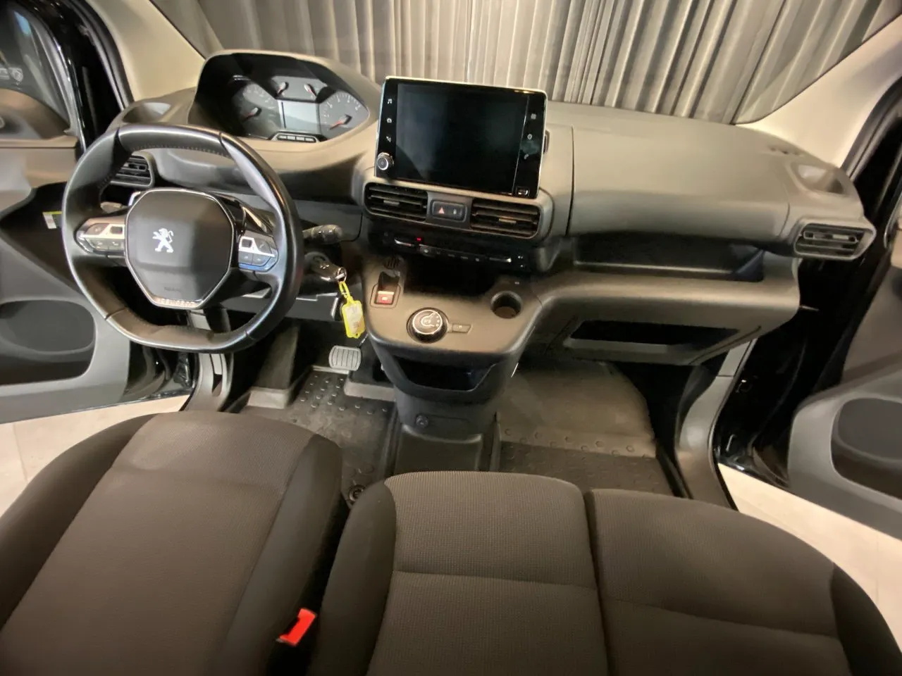 Vehicle image 19