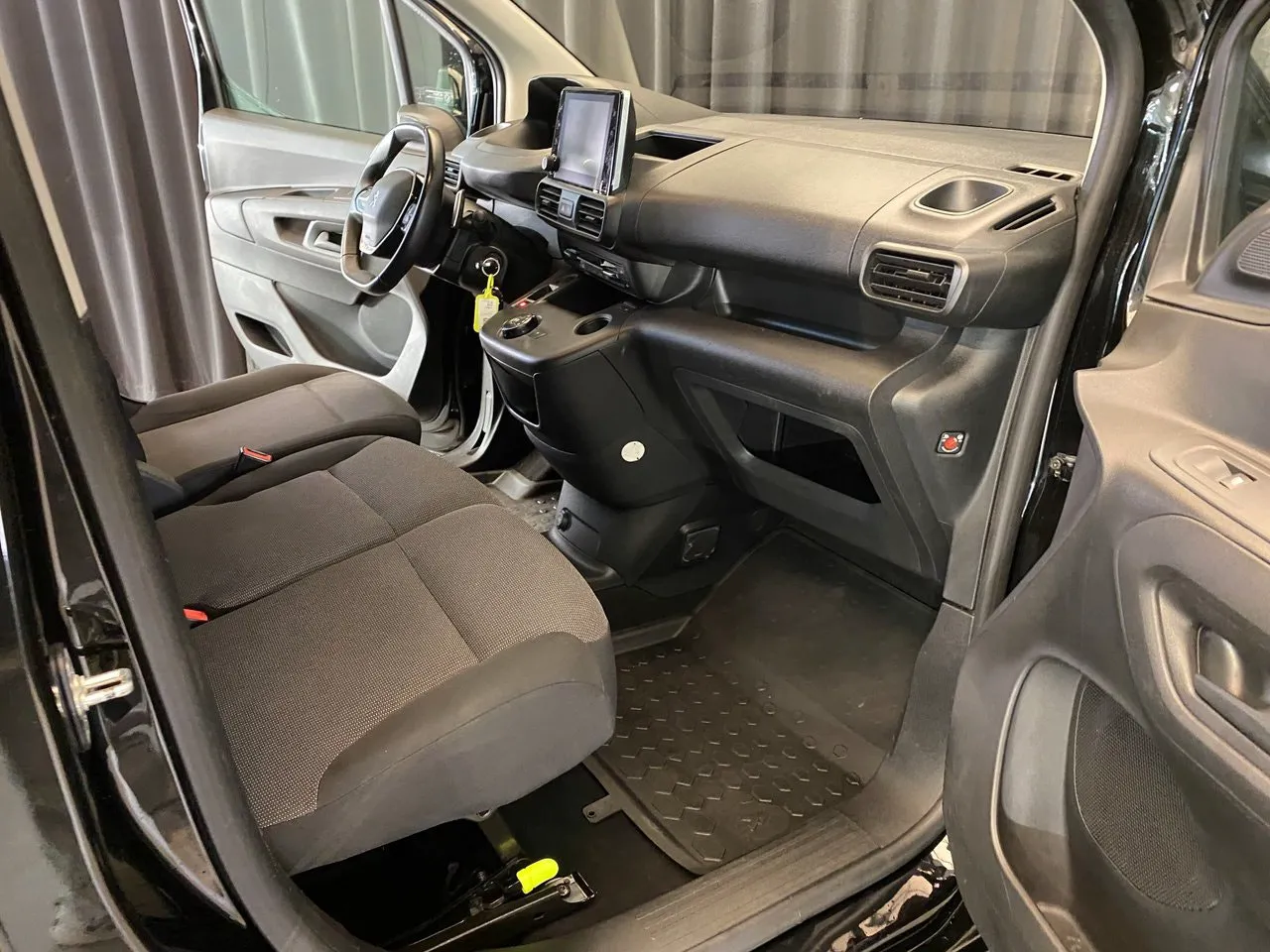Vehicle image 18