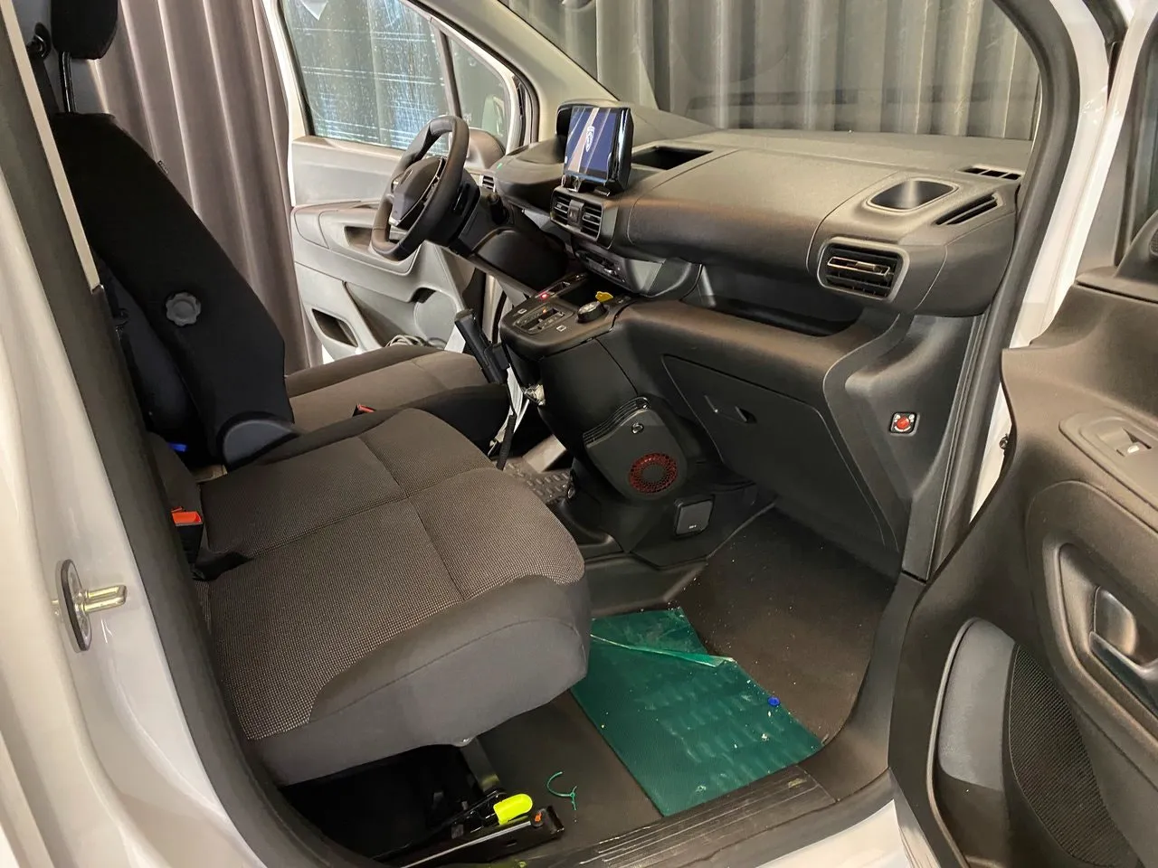 Vehicle image 33